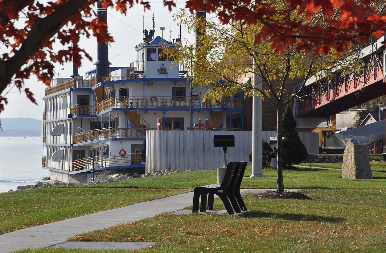 One of Iowa’s Last Three Riverboat Casinos Moving Ashore